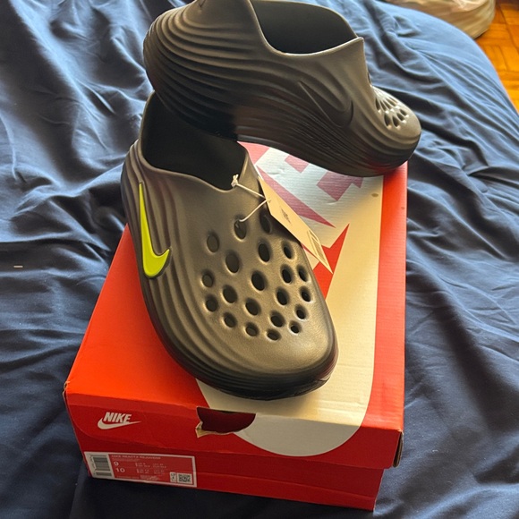 Nike Men’s Black Foam Clog with Neon Green Swoosh - Picture 4 of 6